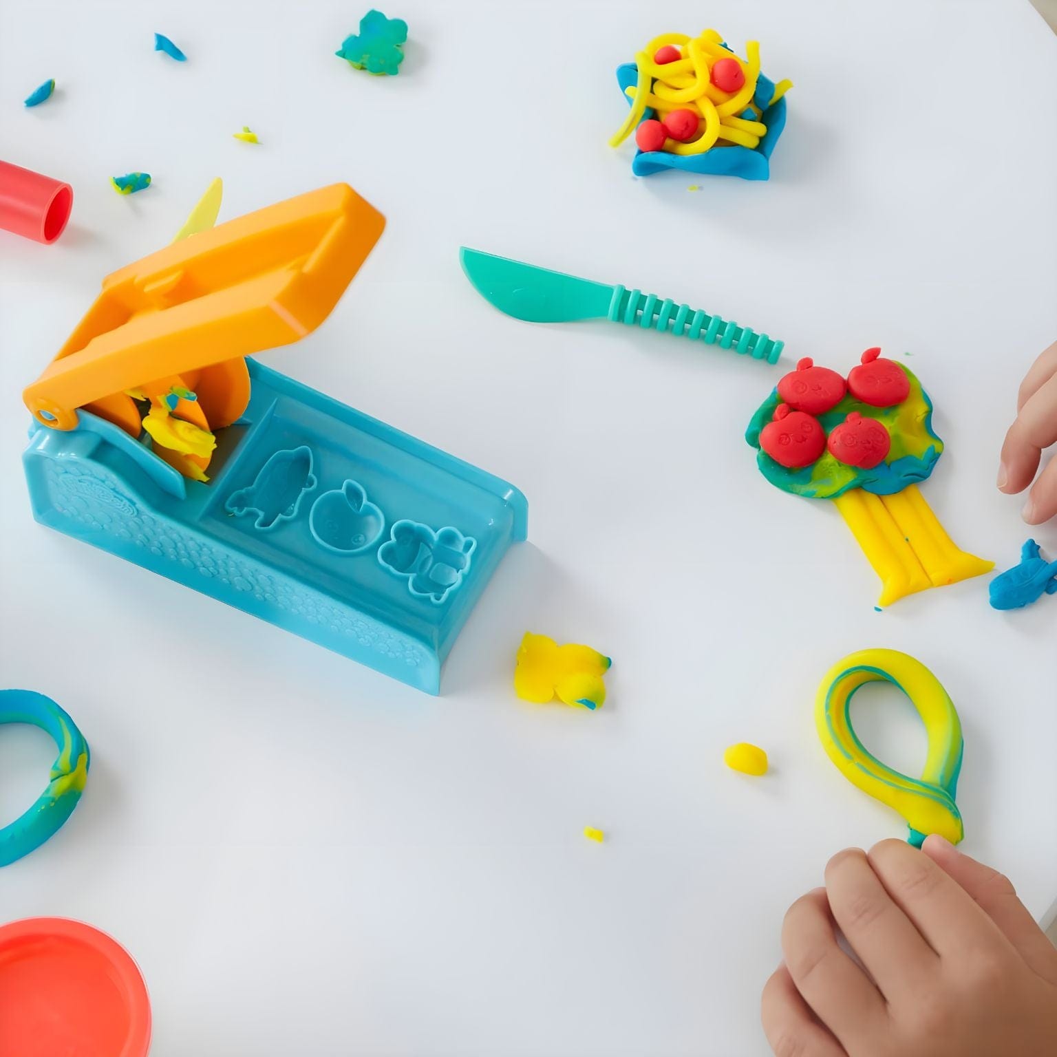 Brincadeira criativa com Play-Doh Kit Inicial Fábrica Divertida