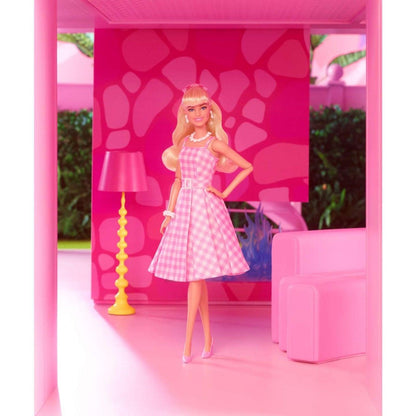 Presentamos Barbie The Movie - Barbie en Vestido Rosa Gingham con el SKU 231607024 recomendado para + 3 años
