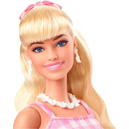 Presentamos Barbie The Movie - Barbie en Vestido Rosa Gingham con el SKU 231607024 recomendado para + 3 años