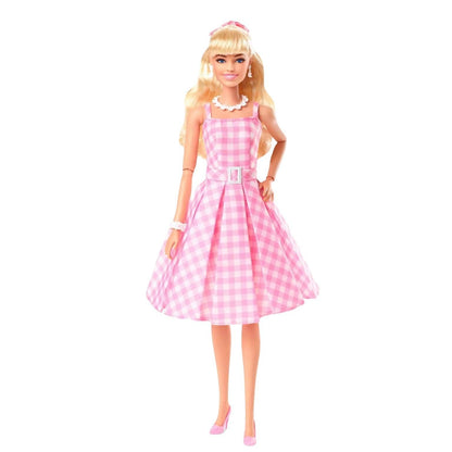 Presentamos Barbie The Movie - Barbie en Vestido Rosa Gingham con el SKU 231607024 recomendado para + 3 años
