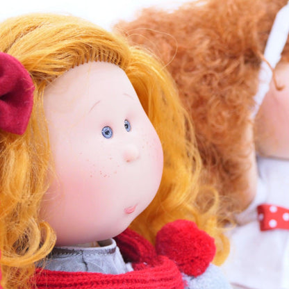 Presentamos Muñeca Mia con lazo Rojo con el SKU 36305221 recomendado para + 3 años