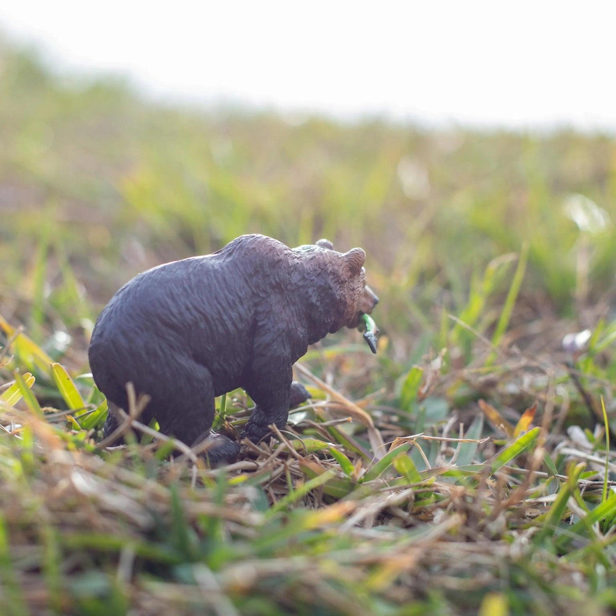 Apresentamos Figura de borracha - Urso Pardo com salmão com o SKU 438192923 recomendado para + 3 anos