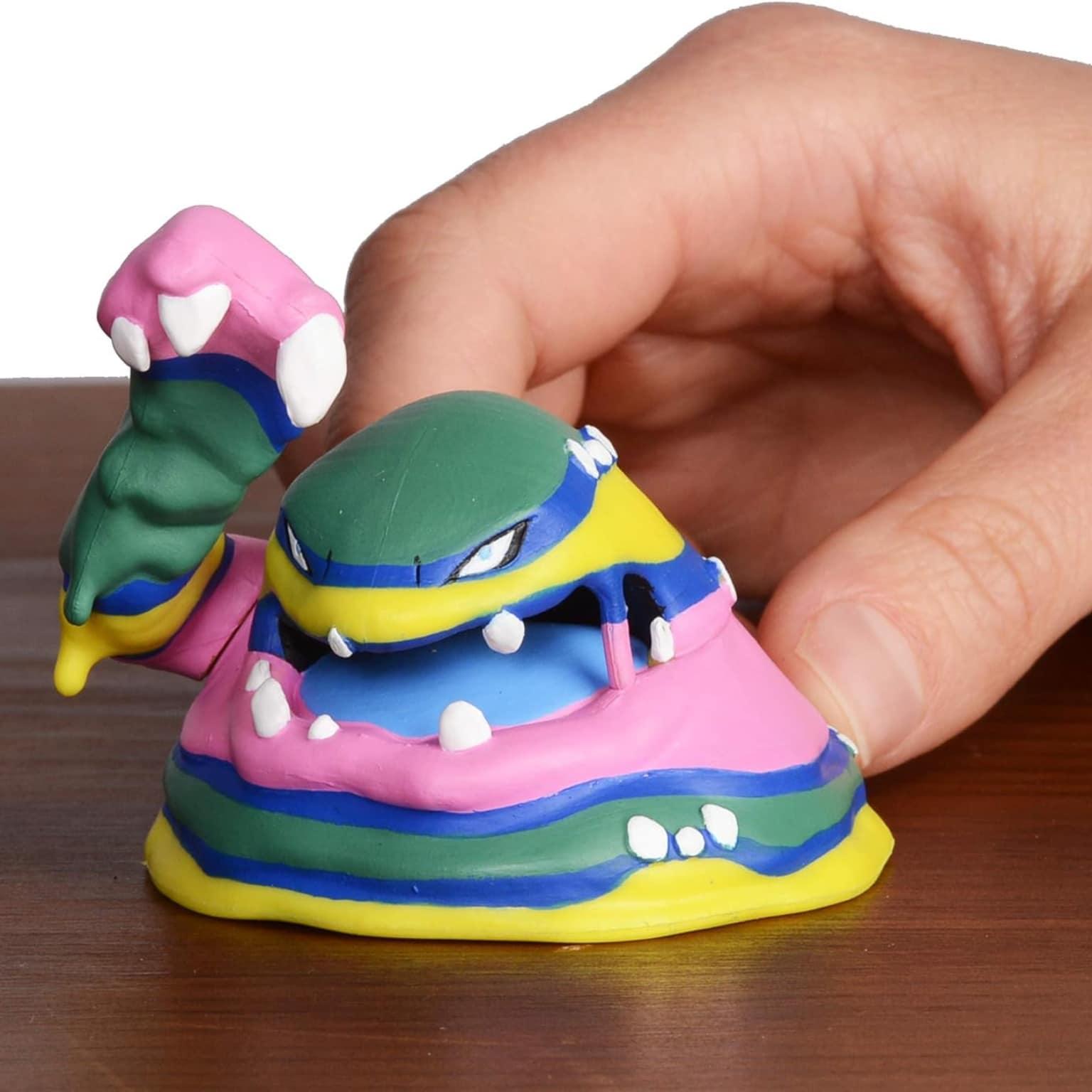 Figura Pokémon Alolan Muk colorida da Jazwares em embalagem Battle Figure