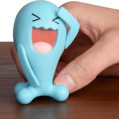Figura de batalla Pokémon Wobbuffet azul con brazos levantados en embalaje oficial
