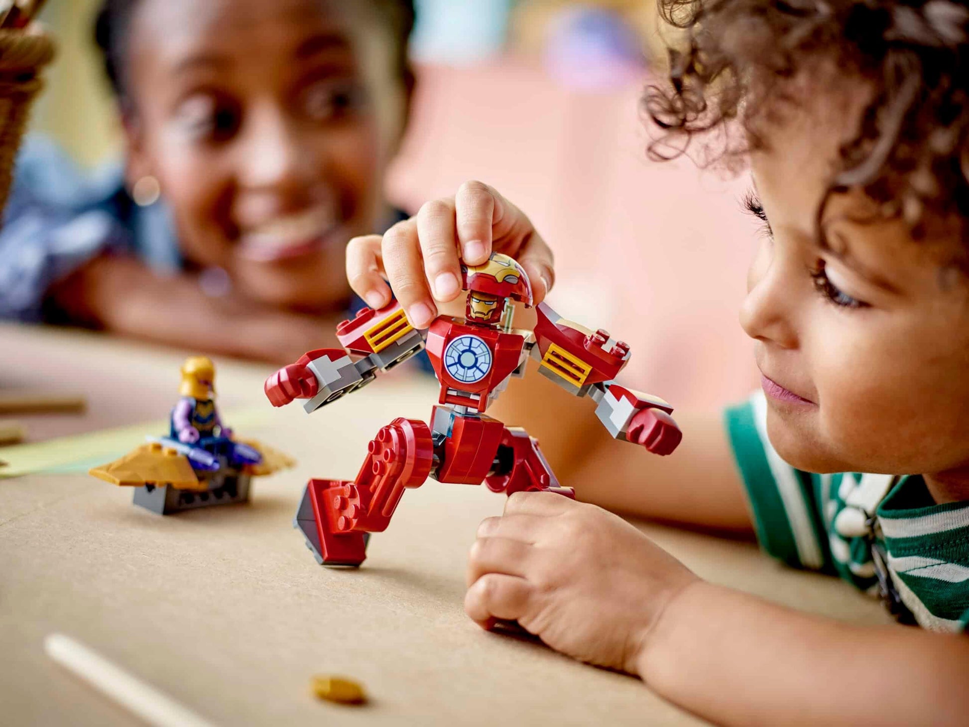 Lego Marvel - A Armadura Hulkbuster de Iron Man contra Thanos com Iron Man e Thanos em confronto